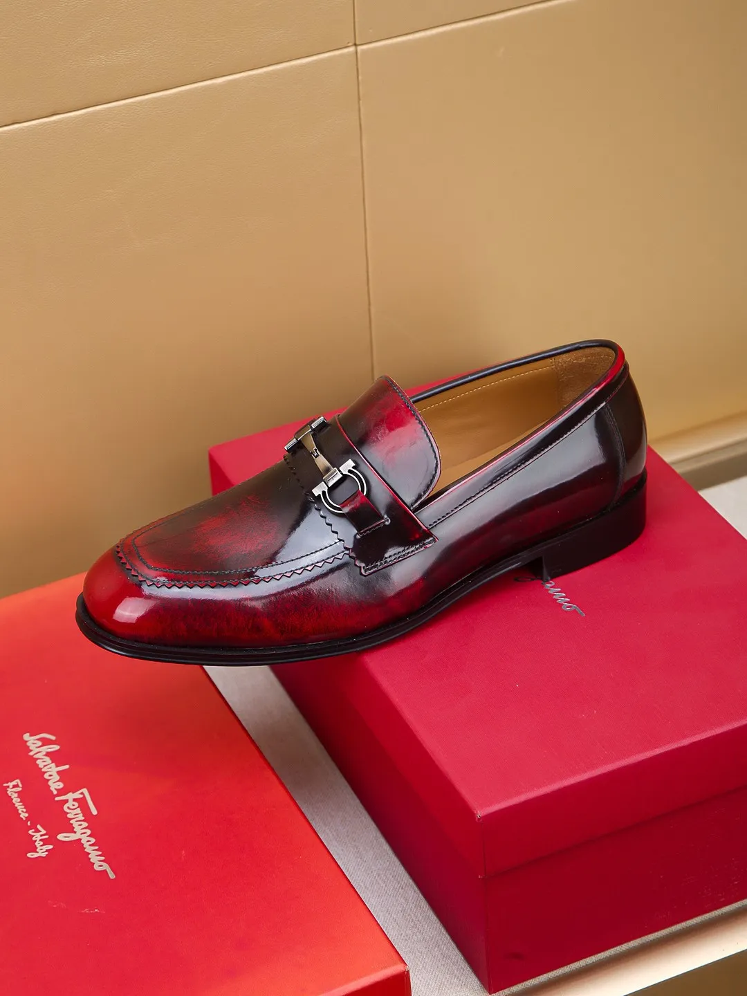 Men's shoes 💰460 🕷🕷🐂【Ferragamo】Ferragamo Popular fashionable leather shoes🇨🇳Official website counter 1:1 production, original mold opening💯Good quality can be seen, imported high-end first-layer waxed calfskin, water-dyed🐂leather lining🌿very clear texture, high-quality waterproof, non-slip and wear-resistant outsole🎋high quality and low price, truly handmade🍓colors available! Code number 39-44......(38.45.46.47 customized)